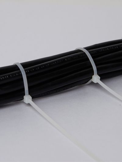 Хомут (стяжка)  нейлон   2.5 х 250  бел.  (100шт)  IEK UHH31-D025-250-100