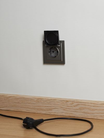 BRITE Розетка 1-местная с заземлением с защитными шторками и крышкой 16А IP44 РСбш10-3-44-БрС сталь IEK