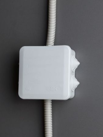 Коробка распаячная КМ41255 для открытой проводки безгалогенная (HF) 100х100х50мм с защелкивающейся крышкой IP44 6 гермовводов серая IEK