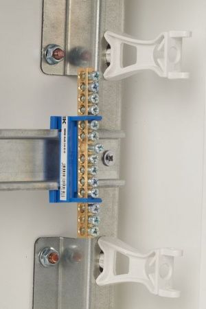 Шина N "ноль" на DIN-изоляторе типа "Стойка" ШНИ-6х9-14-С-С IEK