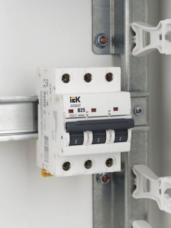 ARMAT Автоматический выключатель M06N 3P B 25А IEK